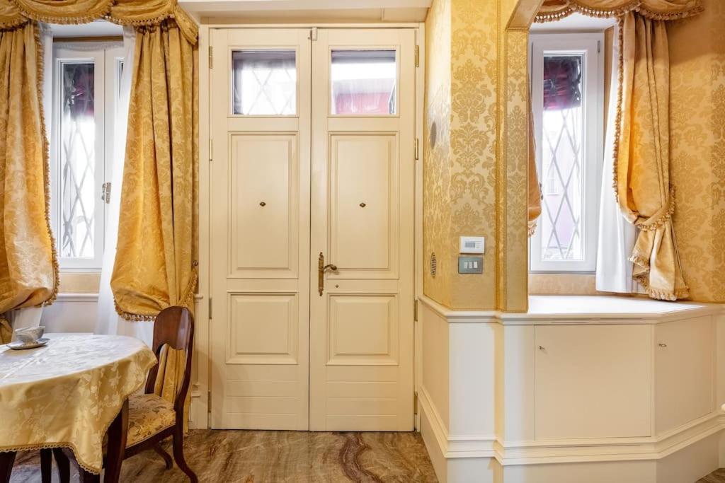 Ground Floor Luxe Historic Studio City Centre Apartment โบโลญญา ภายนอก รูปภาพ