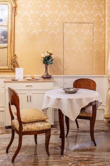 Ground Floor Luxe Historic Studio City Centre Apartment โบโลญญา ภายนอก รูปภาพ